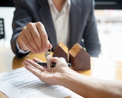 Crédito imobiliário pela poupança avança 37,5% de janeiro a agosto, confirmando tendência de alta em contratações em 2026 (O Globo)